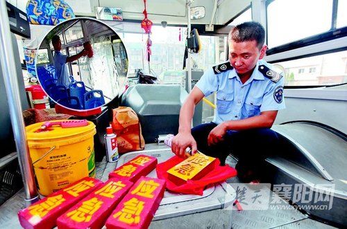 湖北襄阳为防被盗拟用砖头代替公交安全锤(图)