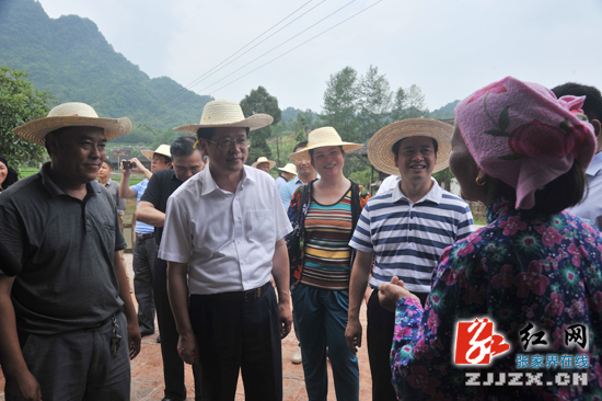 杨光荣：坚持规划引领 加快提质升级步伐