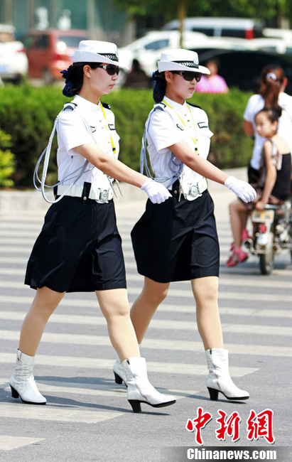 河南女子交警换夏装 及膝短裙配白靴胜似空姐