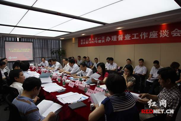 17日下午,省人大常委会副主任陈君文带领部分省人大代表,来到长沙高新区麓谷科技园湖南圣湘生物科技有限公司,就省十二届人大一次会议第1692号建议办理进行督查。