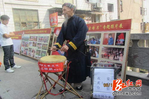 三棒鼓传承人在现场表演