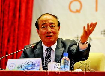 赵启正在齐鲁大讲坛上。 本报记者 张中 摄