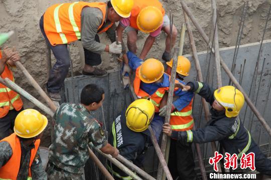 哈密火车站施工现场发生坍塌1人被埋5米深沟