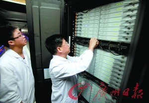 工作人员在检查“天河二号”的供电情况。 记者曹景荣 摄