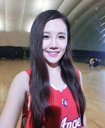 [视频]央视最美体育女主播爆红 曝刘雨熙萌照