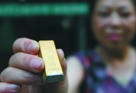 昨日，黄泥塝，周女士出示在烧烤店里捡到的“金条”。 记者 蒋雨龙摄