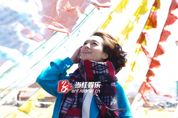 当地人借风吹经幡祈愿求福