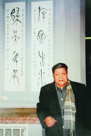 杨鲁安，原名杨继曾，1928年5月15日出生于天津一个回族商人家庭，2009年4月30日9：50在呼和浩特逝世，享年81岁。生前为西泠印社理事兼收藏与鉴定研究室主任、中国书法家协会会员、内蒙古书法家协会顾问、内蒙古博物馆顾问，内蒙古北疆印社社长、天津印社名誉社长、内蒙古钱币学会副会长、内蒙古文史研究馆馆员、中国书画函授大学教授、呼和浩特书画院顾问。（资料图）