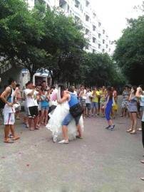 大四女生穿婚纱向男友求婚：感谢你一直包容