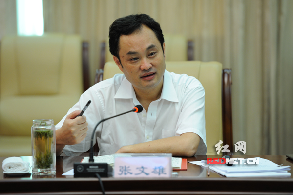 湖南省委常委、长株潭试验区工委书记张文雄主持座谈会。