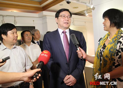 全国人大代表、中国陶瓷艺术大师黄小玲（右一）客串起电视台记者，她的第一个采访对象是湖南省委副书记、省长杜家毫（右二）。