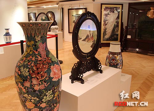 100件湘绣湘瓷艺术精品力作集体亮相。