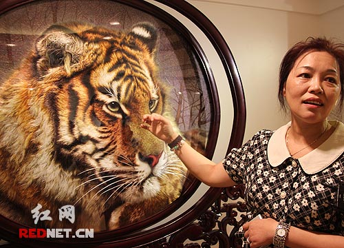 工艺大师李艳的湘绣作品《山兽之君》起拍价高达280万元。