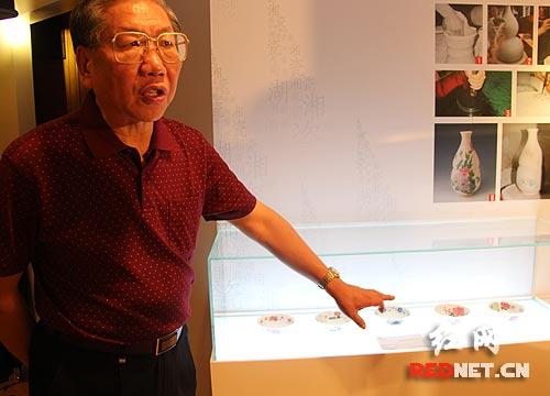民间收藏家罗玉其将自己珍藏30多年的毛泽东主席用瓷器进行展览。