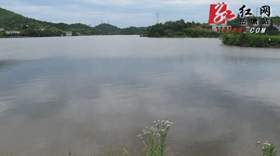 澄月湖 红网岳塘站6月19日讯(分站记者 胡旭丹 通讯员 肖姿)6月17日晚,在广东省湘潭商会成立大会上,湖南湘潭岳塘经济开发区与湖南晟誉投资有限公司就澄月湖(红旗水库)生态度假园项目正式签订投资协议。区委副书记、区长王永红,副区长朱毅强,湖南晟誉投资有限公司董事长林坤池等参加签约仪式。 据了解,为实施长株潭经济一体化战略,加快推进两型社会综合改革配套试验区进程,落实长株潭城市群绿心地区规划,提升岳塘经开区硬件环境,配套澄月湖(红旗水库)省级森林公园的修建,岳塘经开区特邀请开发商参与澄月湖(红