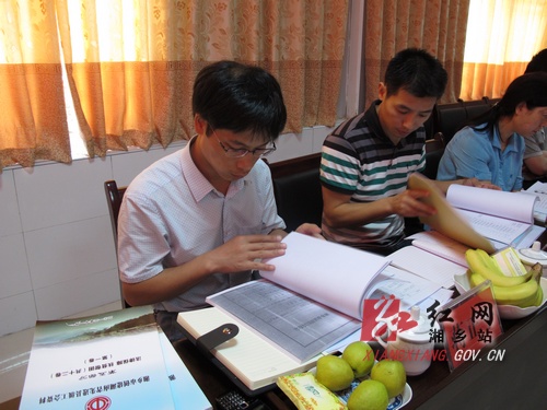 省考核组考核验收湘乡创建省先进县级工会工作