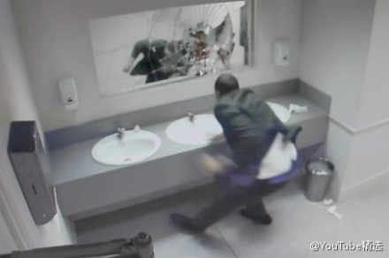 [视频]最恐怖广告!酒驾撞破墙壁 人头卡进镜中