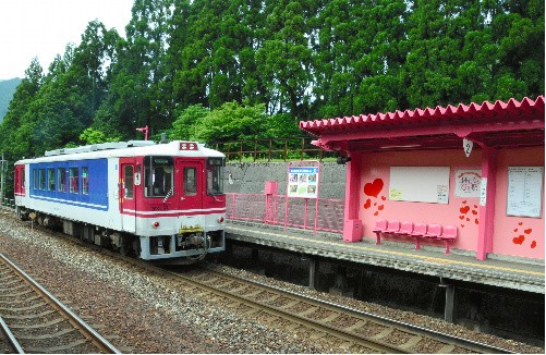 从粉红色车站开启旅程的电车。（图片来自日本《朝日新闻》网站截图）