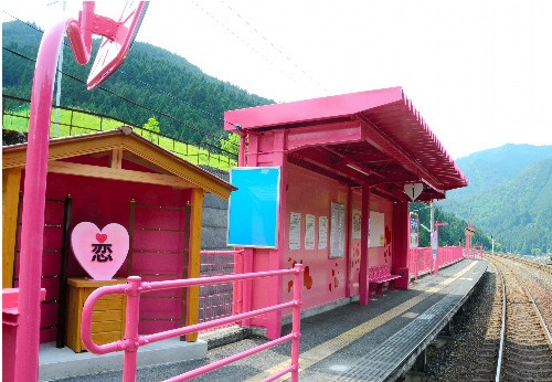 站内的心形恋爱纪念碑可供游人拍照留念。（图片来自日本《朝日新闻》网站截图）