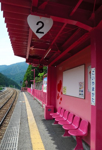 被粉红色赋予新生的车站（图片来自日本《朝日新闻》网站截图）
