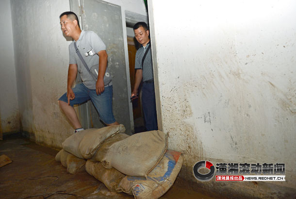 小区地下车库里有个洞 总是不断冒水未解决