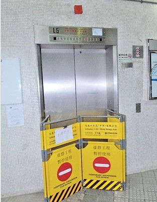 港发生电梯“发疯”事故突从31楼急坠至22楼（图）