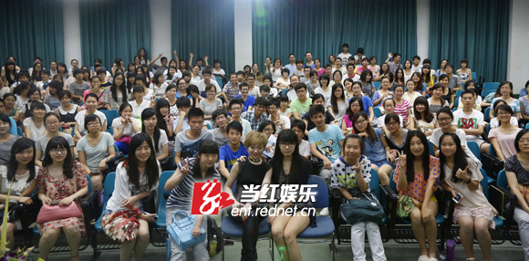 导演黄真真在上海大学对话著名作家八月长安，二人在青年群体中粉丝众多。