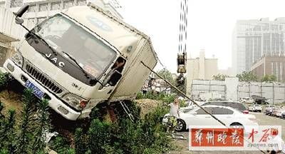 货车挂在墙边命悬一线 司机吓得喝了5瓶矿泉水