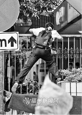 道路积水成“小河”发臭原是化粪池破裂溢出(图)