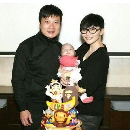 照片中,钱嘉乐和老婆汤盈盈一脸的开心