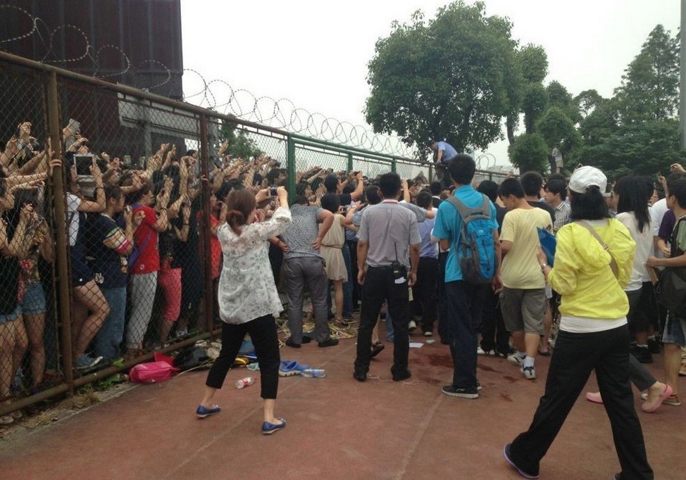 碾<em>踩手</em>视频蹂碾可怜的水果电影图片,<em>美女</em>踩人