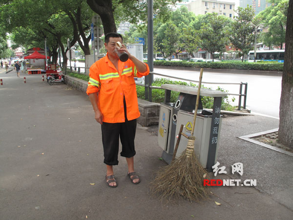 熊大哥，从事环卫工作已8年，自带一壶茶水上班已成习惯。