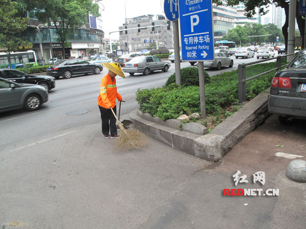 韶山北路，环卫工人正在扫街。