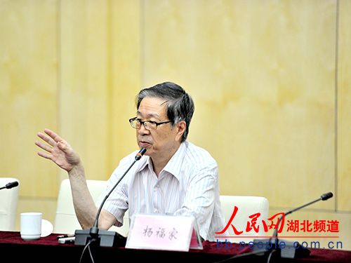 　　杨福家为学生做报告