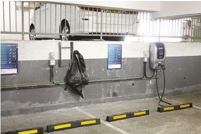 电动的士日前在爱民邨停车场充电时,安装在墙上的充电器突然冒出火光。来源 香港《文汇报》