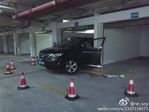 昨日，事故车辆雷克萨斯还停在奉化阳光茗都小区车库