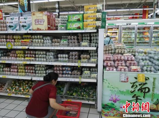图为：皮蛋的包装袋上写着使用了硫酸铜作为食品添加剂。　谢馨　摄