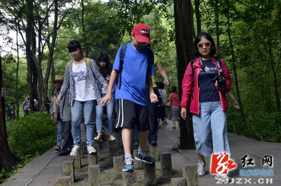 游客钟情避暑游 武陵源风景区高温酷热旅游接待井然