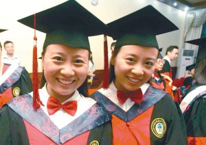 双胞胎姐妹同获医学博士 男生表白曾发错短信