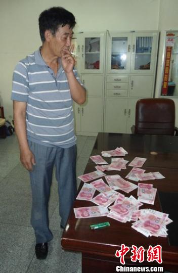 旅客如厕万余元钱被冲走车站沿排水管捞出6800元