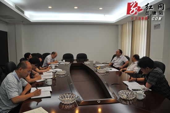 市审计局张局长和区委书记在区审计局调研
