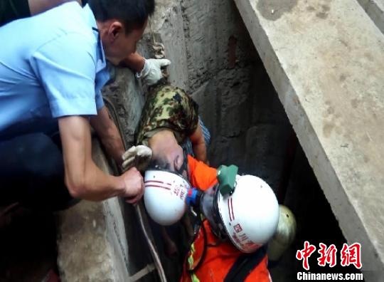 视频截图：一名被困者被救起。