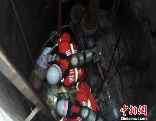视频截图：一名被困者被救起。