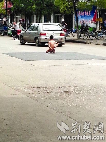 荆楚网讯 （记者满达 黄士峰 实习生王安）父亲心情不好，竟拿儿子出气。昨日下午在东西湖吴家山，8岁的龙龙赤身跪在马路上，遭太阳暴晒。警方接警后介入调查。