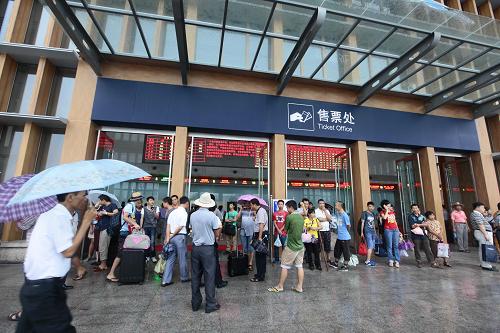 6月22日，旅客滞留在海南省东环铁路三亚站。当日，受热带风暴“贝碧嘉”影响，海南东环高铁所有动车组全线停运，粤海铁路进出岛列车也作出调整。新华社发（陈文武 摄）
