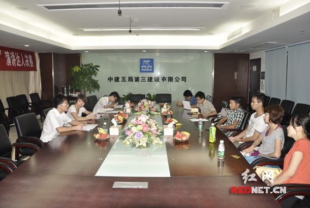 22日下午,中建五局三公司的年轻人紧紧围绕共青团十七大会议精神结合企业特点以及个人发展,谈肩负起中国梦的青春使命。