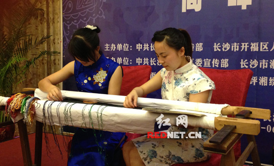 湘绣绣娘在现场展示刺绣手艺。