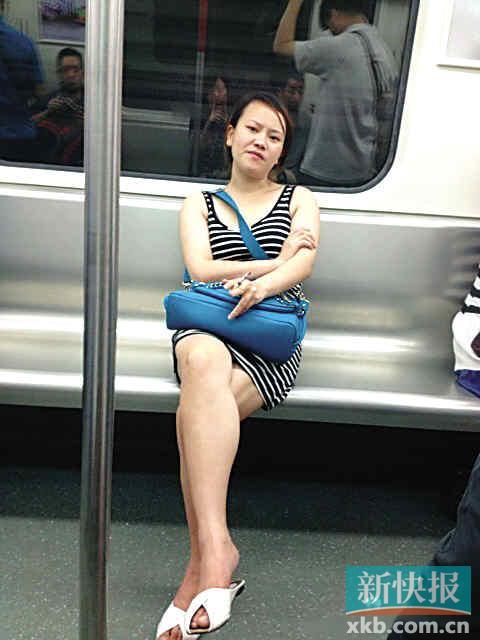 图中清晰可见女子手持点燃的香烟。来源：“小兰子907”微博