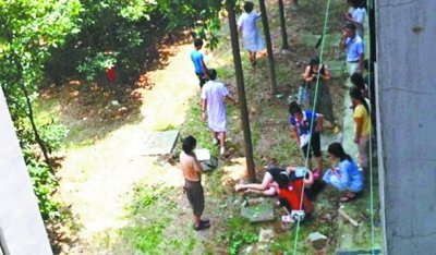 网传高校女生与男友吵架后跳楼 校方否认(图)