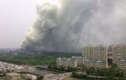 上海一化工厂发生爆燃 50多辆消防车赶赴现场